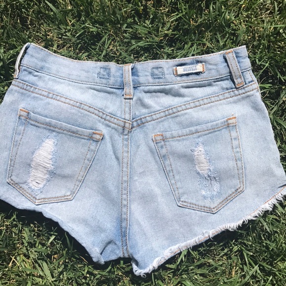 BRANDY MELVILLE👄 Jean shorts - Picture 2 of 2